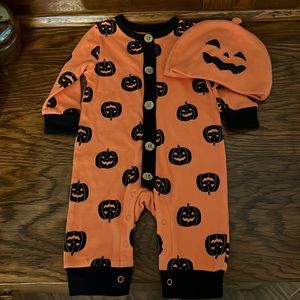 NWOT NEUTRAL GENDER BABY HALLOWEEN OUTFIT WITH MATCHING HAT : SIZE 0-3 MONTHS